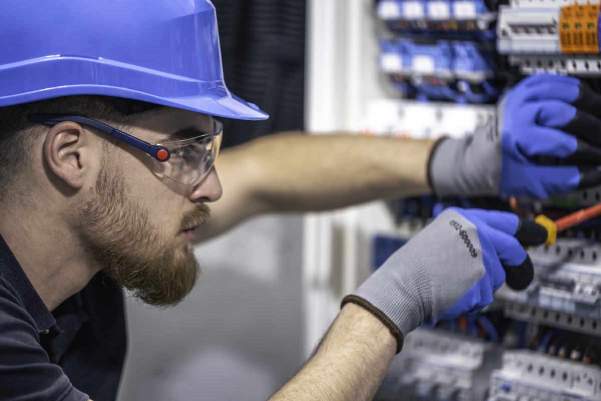 Elektrikář / Pomocný elektrikář – až 19 € na hodinu – Eging am See, Německo