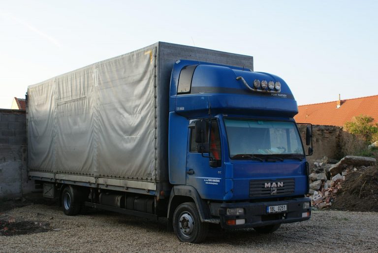 Řidič kamionu C+E – nápojová doprava z Lipska, až 3 300 € netto